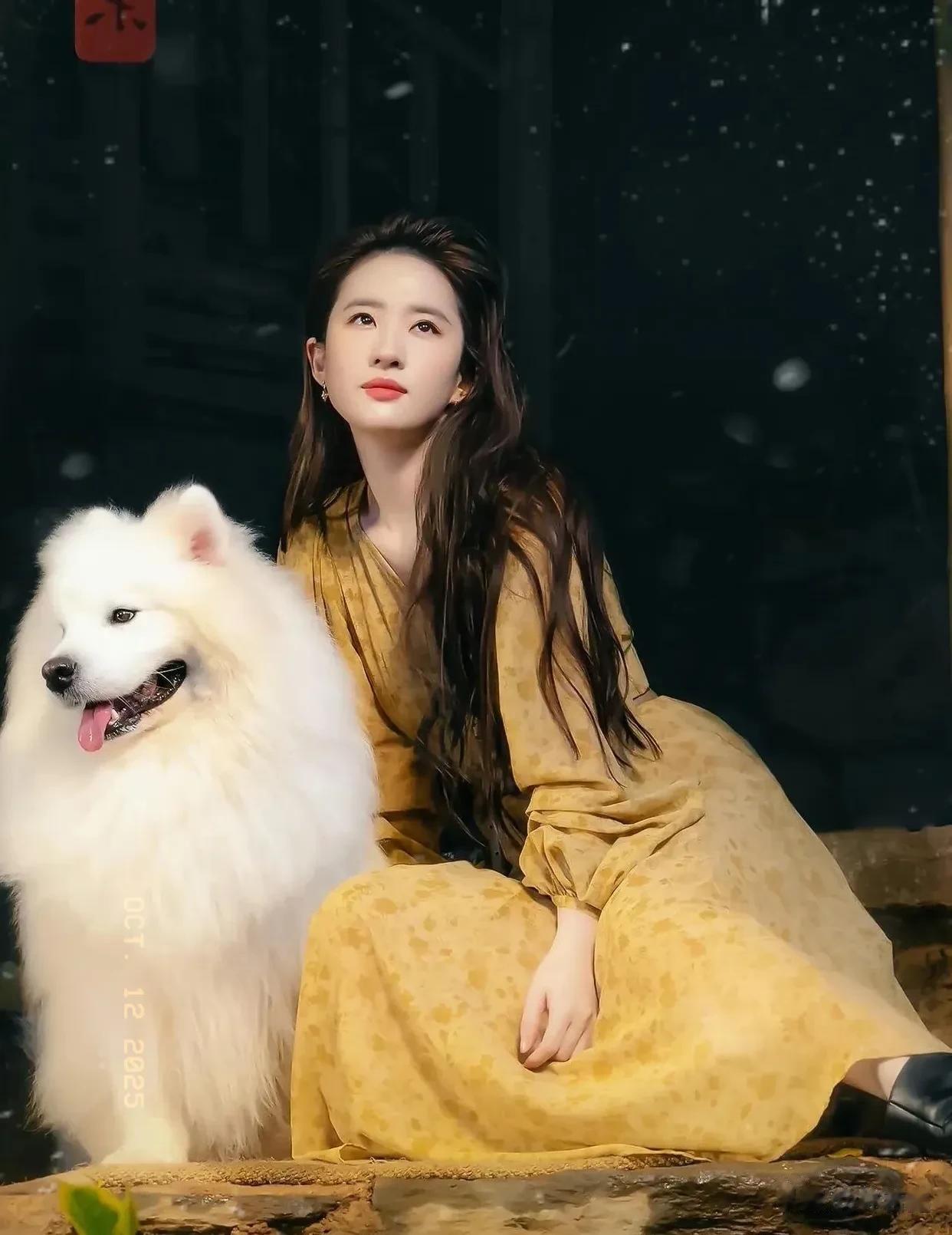 刘亦菲看舞台剧《天工开物》被偶遇，走路撩头发很迷人，长腿抢镜