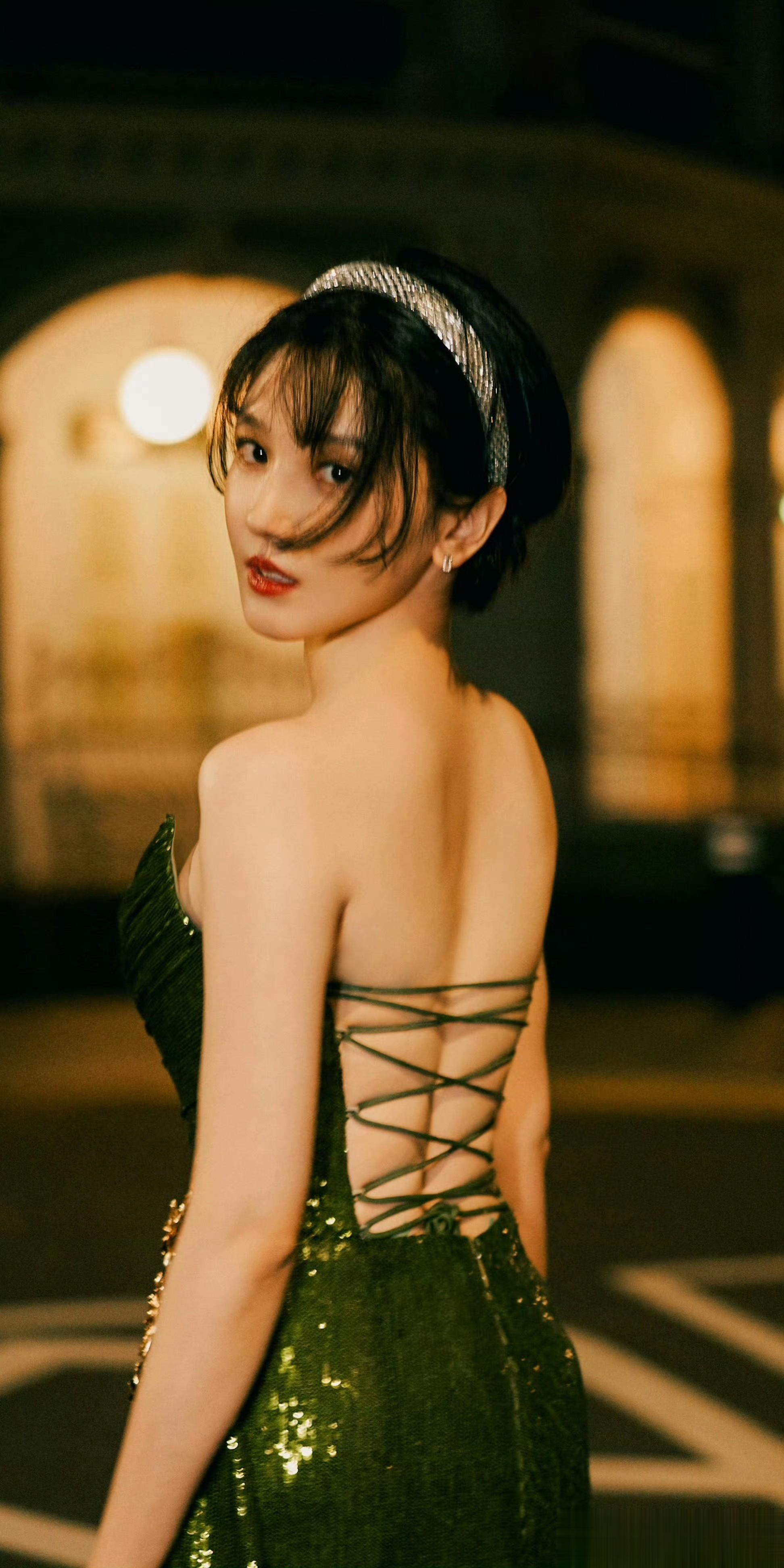 陈小纭墨绿亮片裙配闪钻发箍,夜街氛围感造型美到失语