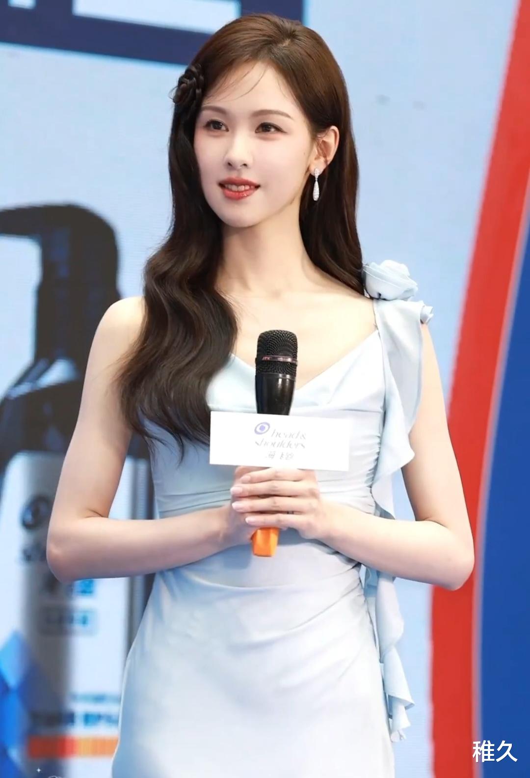 陈都灵珠海化身海盐小公主，蓝色长裙引爆现场超高人气！