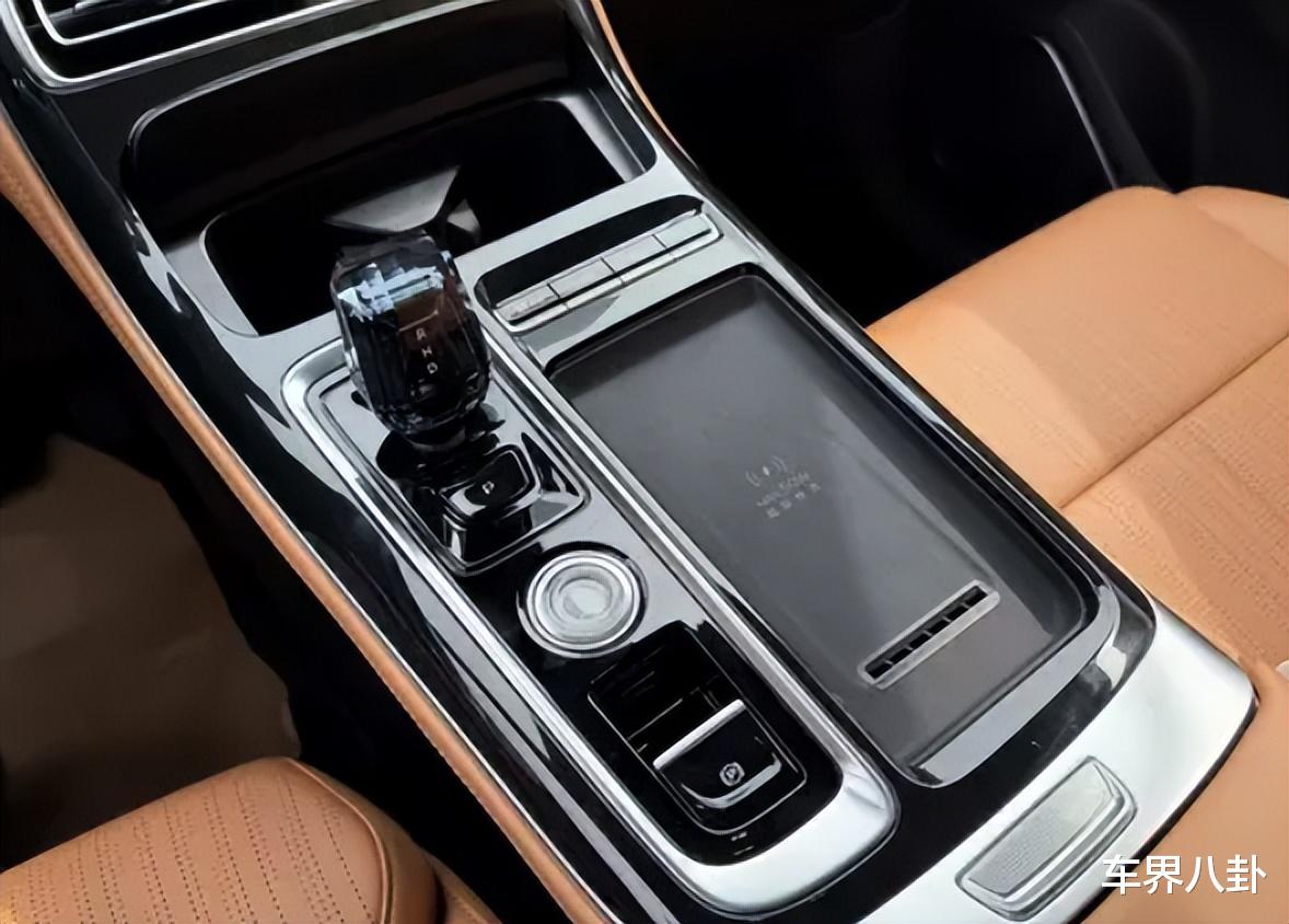 五月上市剧透！第四代博越L实拍：前脸大改+三屏联动，动力不变？