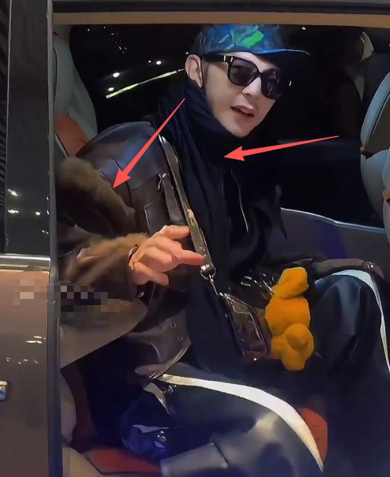 44岁“汪大东”颜值下跌，生图显老胡茬明显，牙齿不齐帅感全无