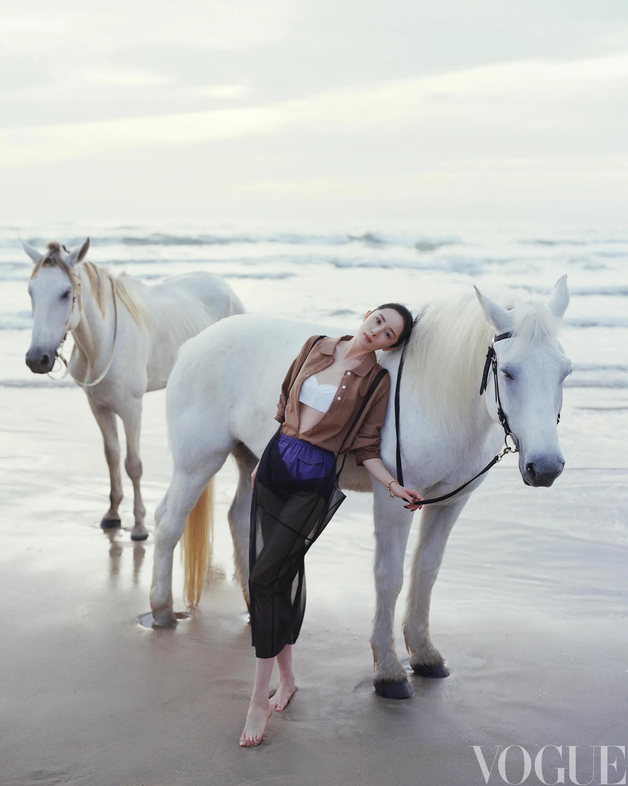 杨幂穿Prada登Vogue开年封面，她在海边骑白马，脖子上挂满红珊瑚