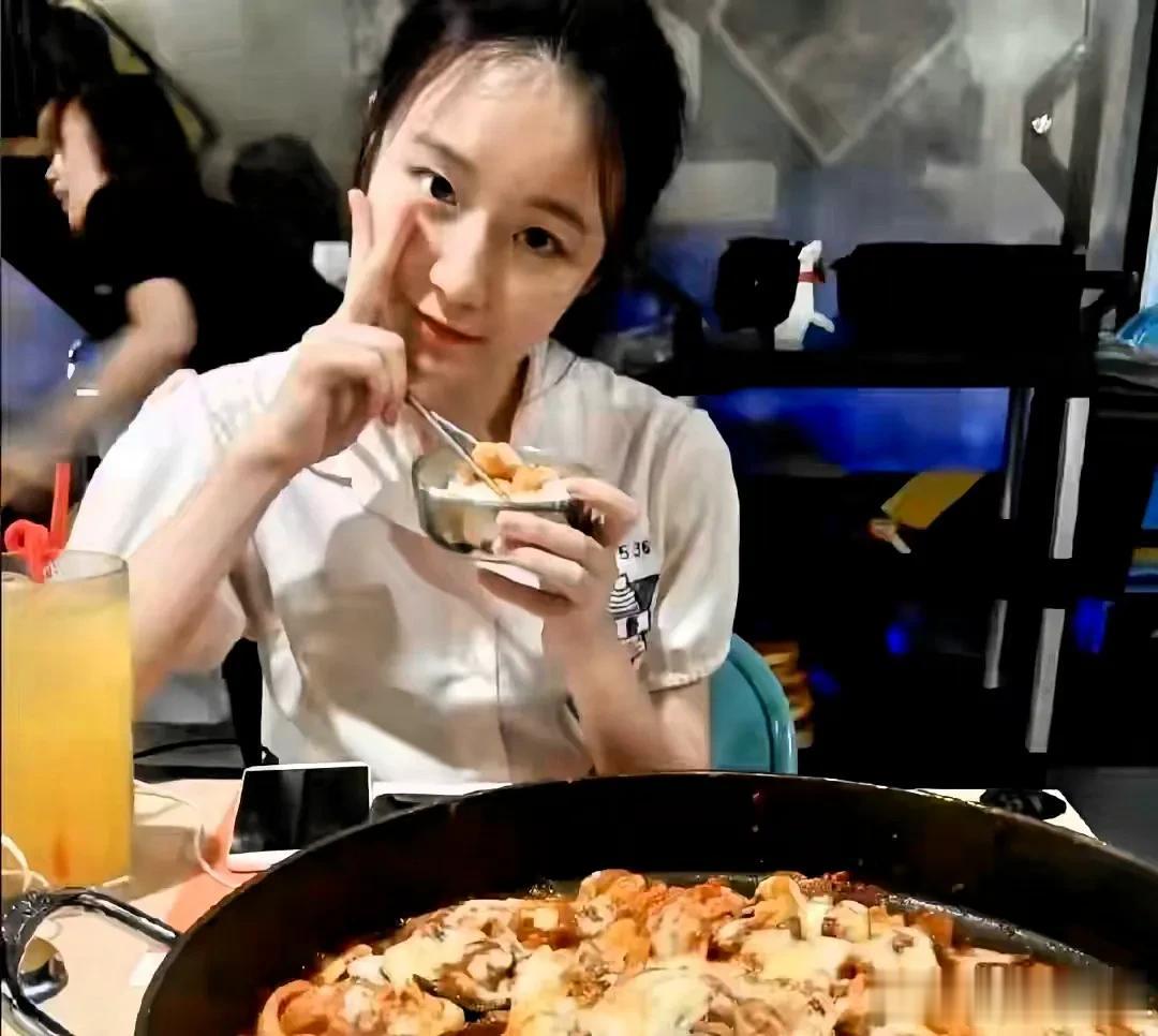 素人时期的叶舒华感觉长相很普通，没有大家说的那么惊艳