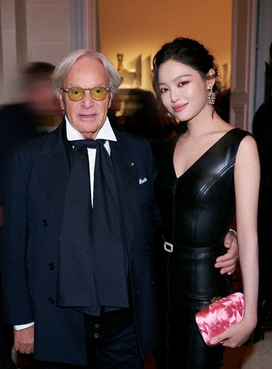 辛芷蕾亮相巴黎时装周,穿黑色V领皮裙,干练优雅,影后就是影后