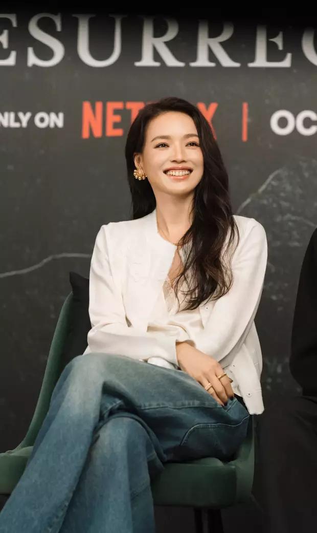 舒淇穿白色上衣搭配牛仔裤简约时尚 笑容明媚松弛迷人