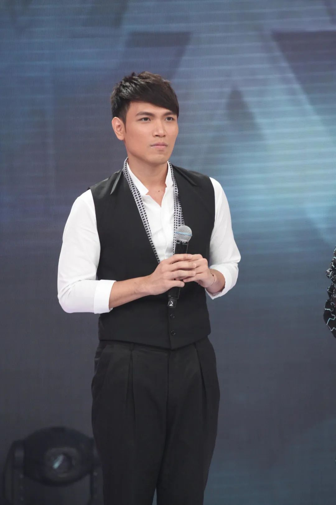 突发意外!知名歌手被救护车带走,演唱会暂停