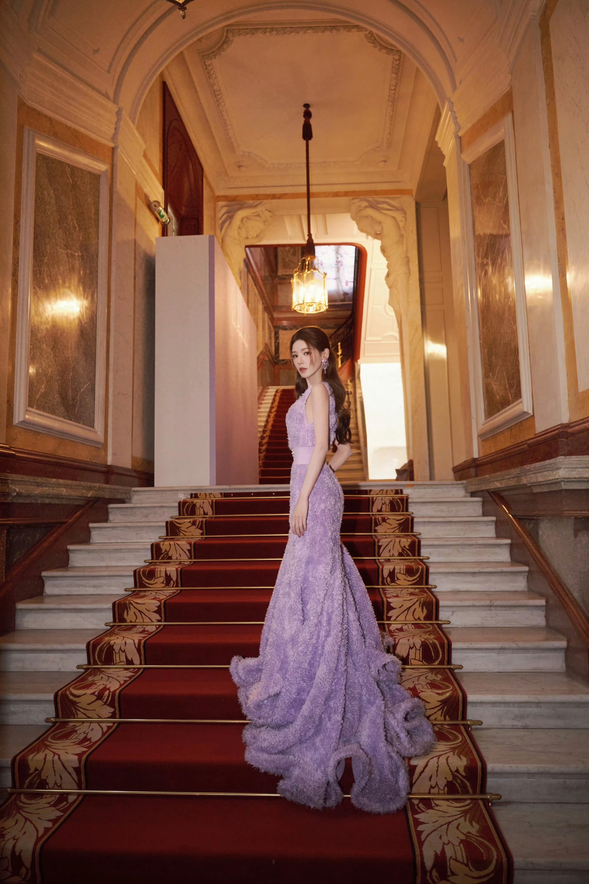 张予曦巴黎时装周造型 身穿一袭梦幻紫色长裙冷艳高贵