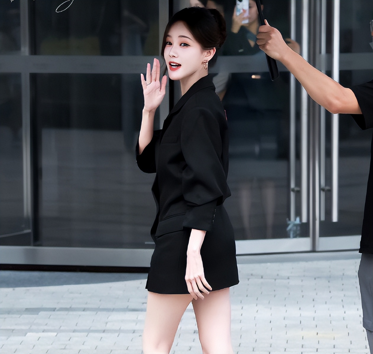 李一桐《美人余》侧颜太惊艳！西装回眸杀好飒，易梦玲像白月光！