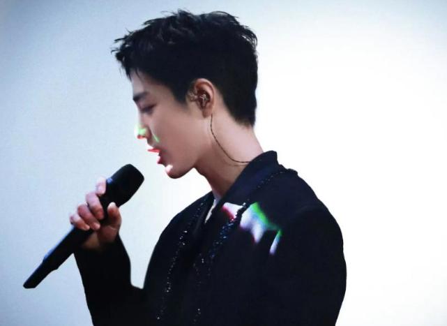 王一博也没想到，肖战会因湾区升明月当天一个特殊举动，口碑暴涨