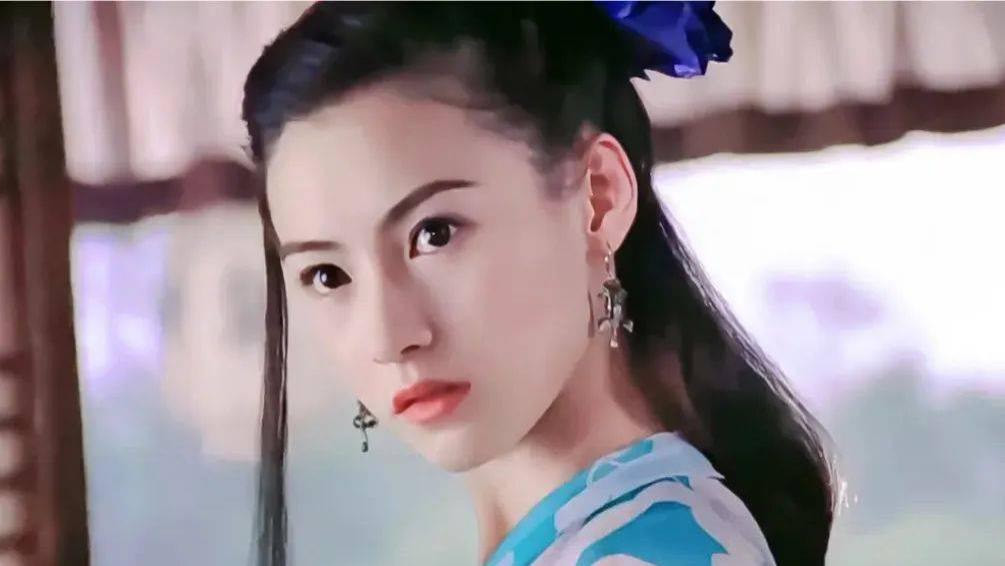 港姐私密片外流致星途全毁，现在独立推着200斤货，在香港摆地摊