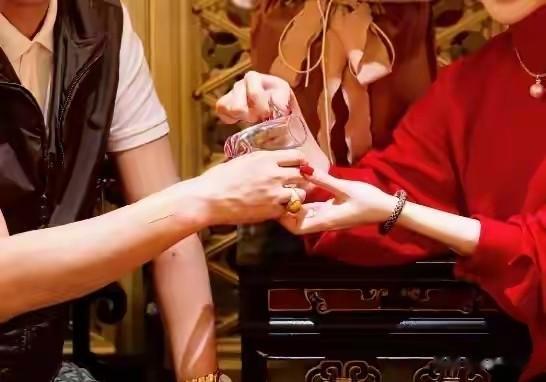章子怡哥哥结婚20周年晒全家福，章家父母保养惊人，子女颜值爆表