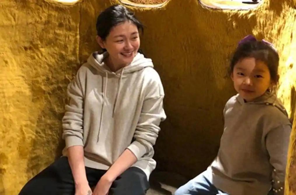 11岁小玥儿近照曝光!完美继承大S神颜