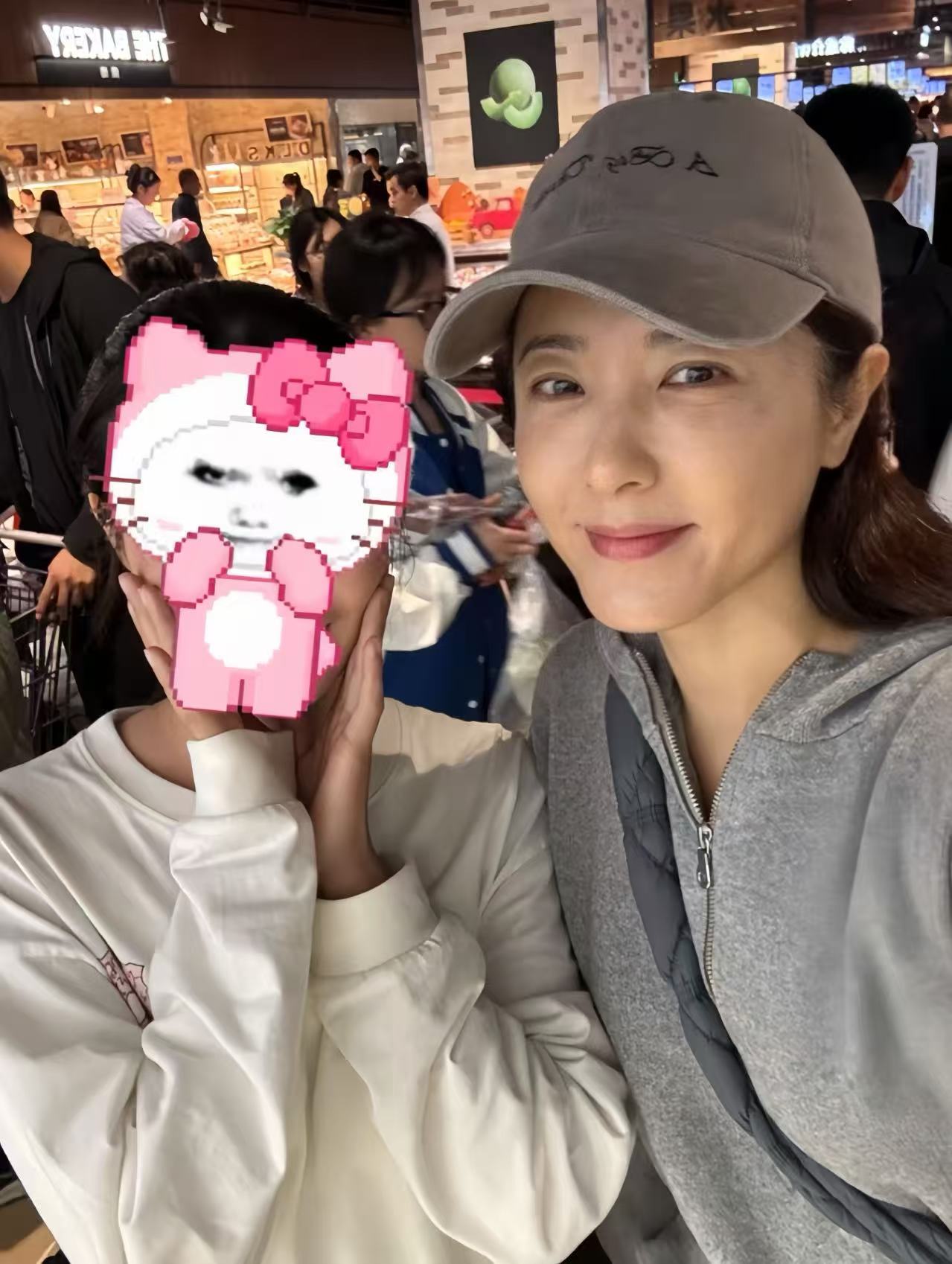 48岁曾黎回老家种地！满脸褶头发花白断崖衰老，徒手摘黄瓜像农妇