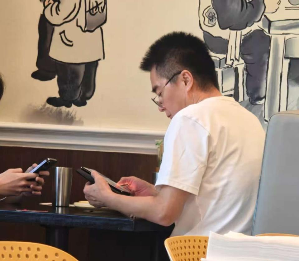 许亚军不参加前妻追悼式，评论区遭沦陷，3位明星被点名表扬