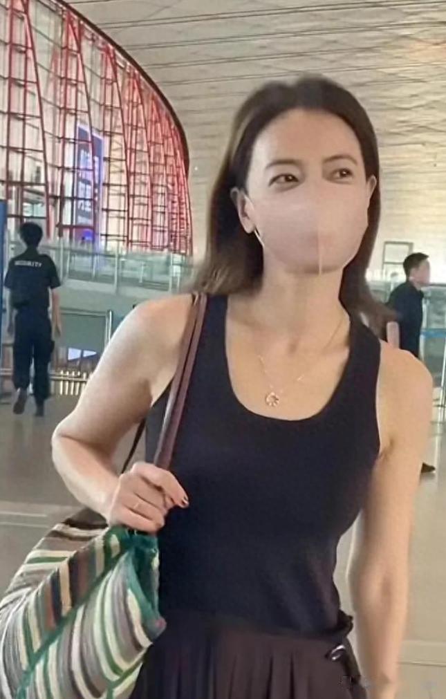 45岁高圆圆穿背心连衣裙素颜走机场，网友：这骨相，能再打十年！