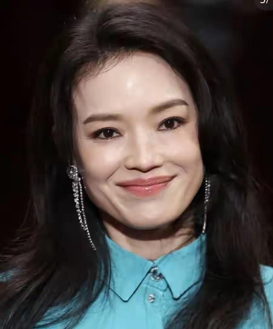 49岁舒淇里昂电影节走红毯，脸肿僵硬老态明显，五官乱飞难掩疲态