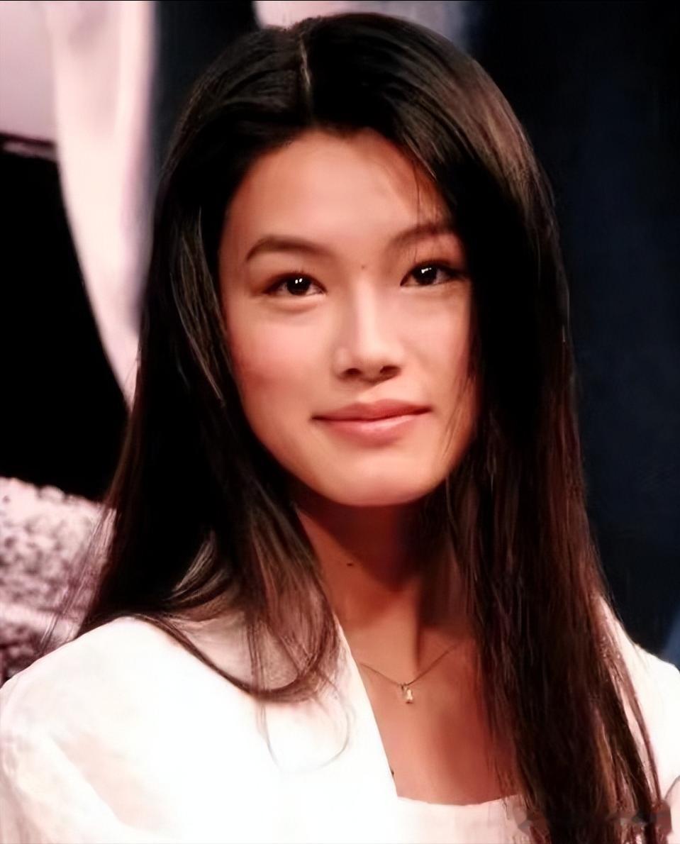 于娜治好了容貌焦虑?曾是惊为天人的“岩女郎”,缘何高开低走