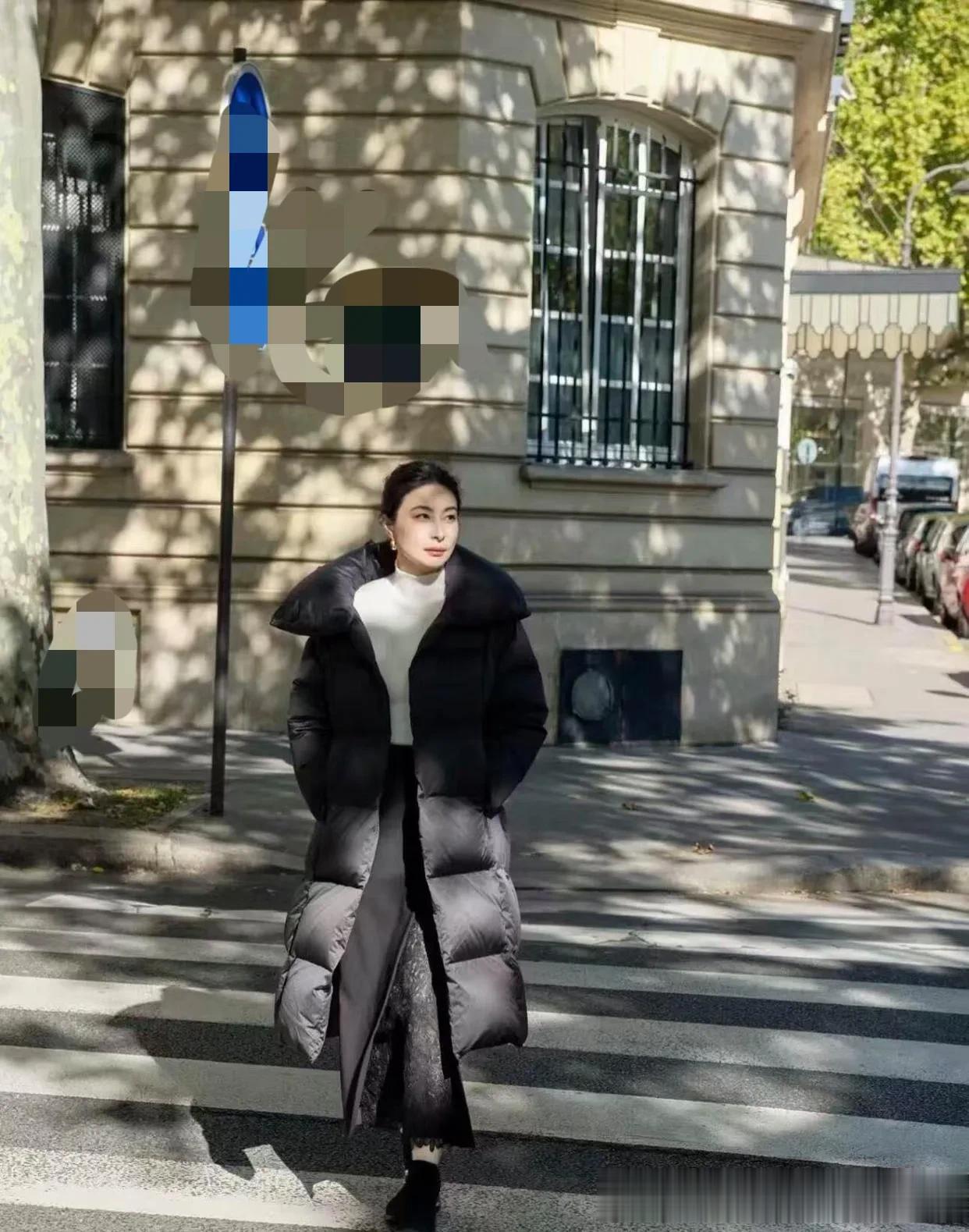 郭晶晶终于时髦一回！穿黑色羽绒服+高领毛衣+半身裙，高级又洋气