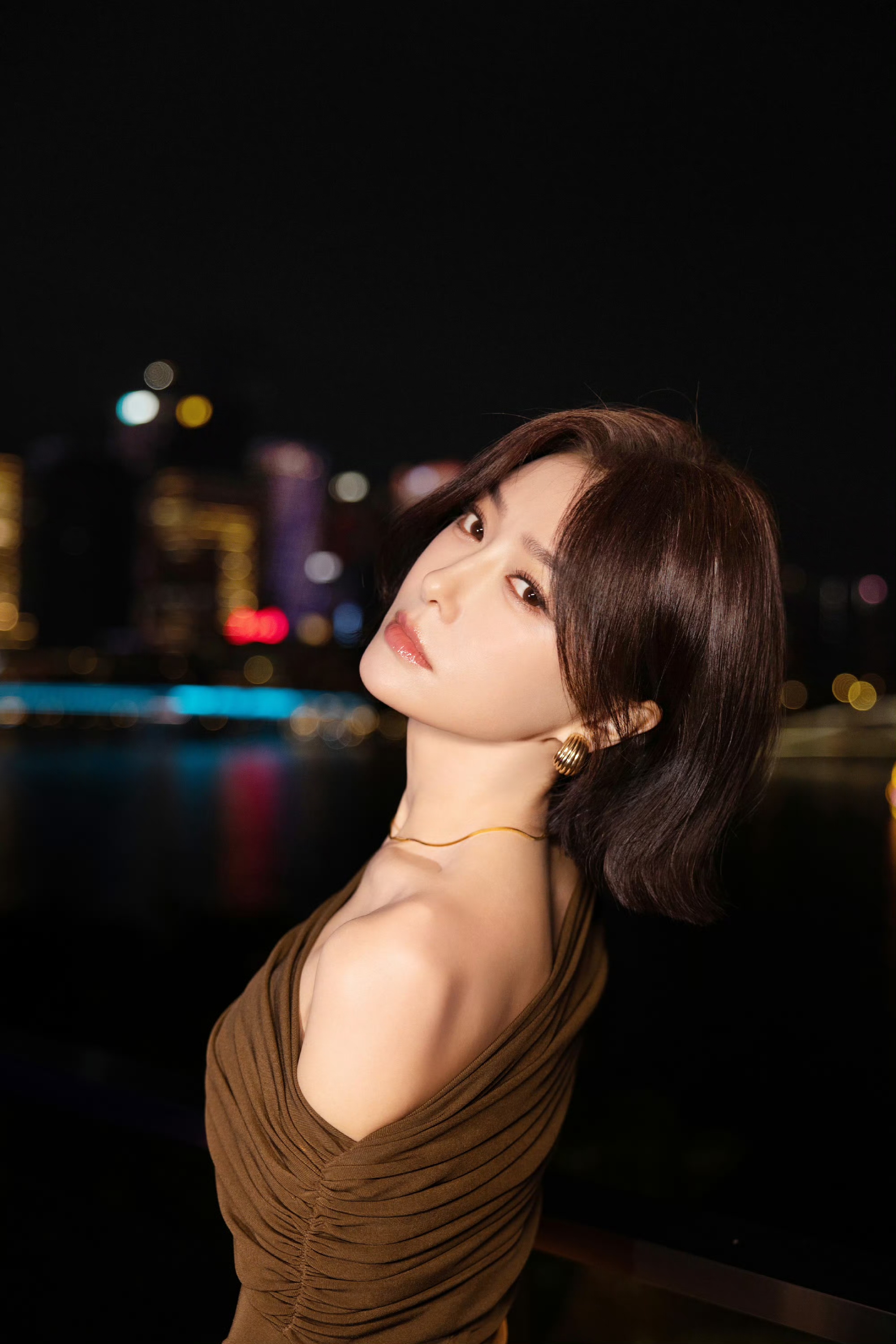 秦岚抹胸礼裙，小蛮腰配小蛮腰