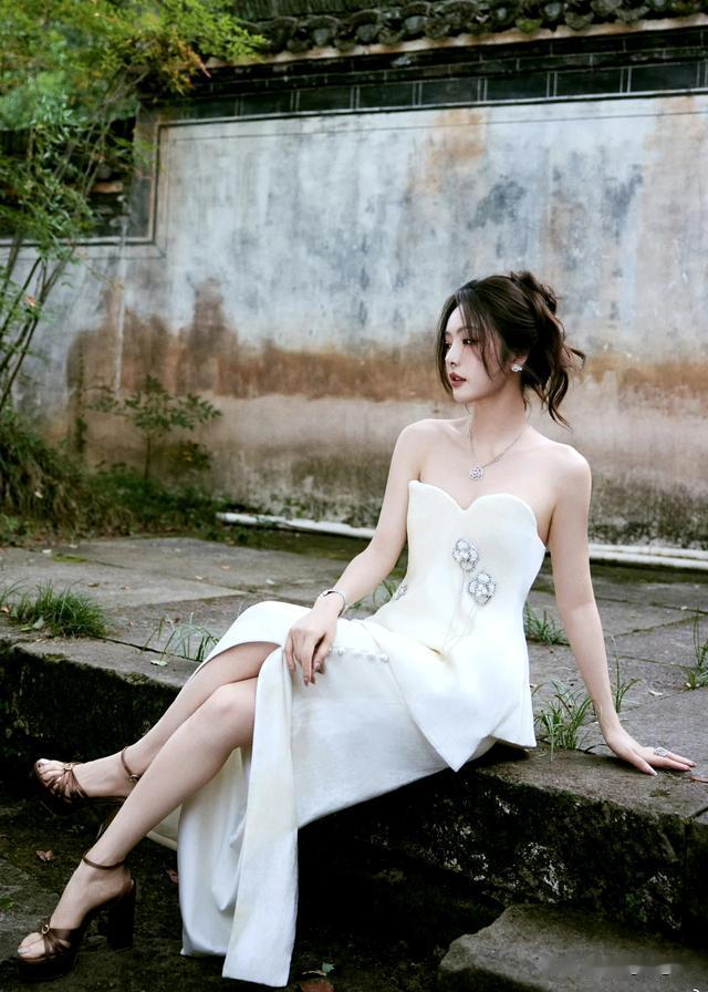 蔡文静一袭米色抹胸礼服,露出精致的肩颈线条,尽显柔美气质。