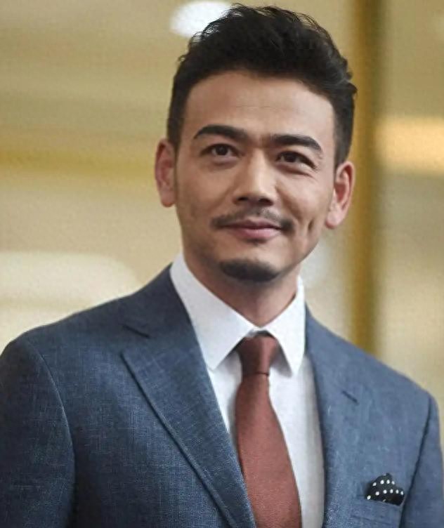 顶流坠落史，违规片酬案，真相埋伏笔。