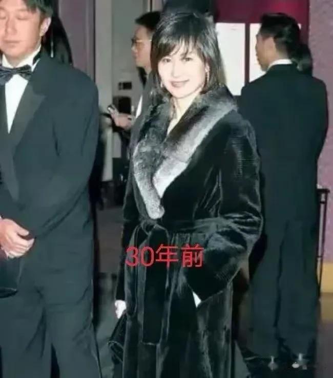 何超琼身价突破700亿，3位保镖一同出行，手里的包包成为亮点