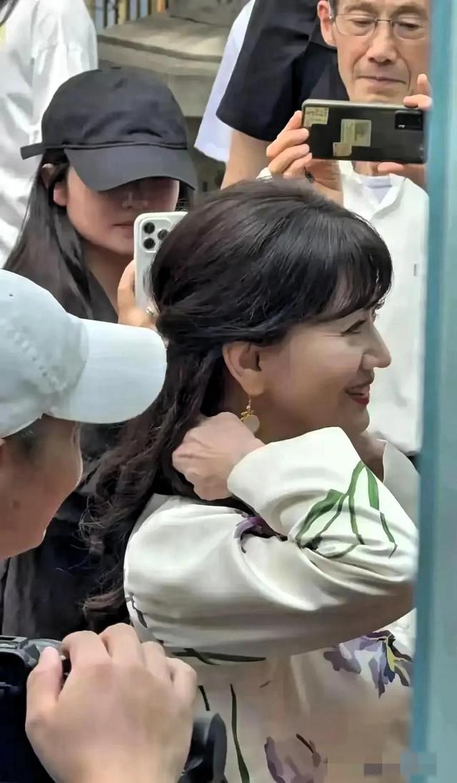 71岁赵雅芝生图真实状态 网友： 太吓人了！这么厚的粉底都难掩老态