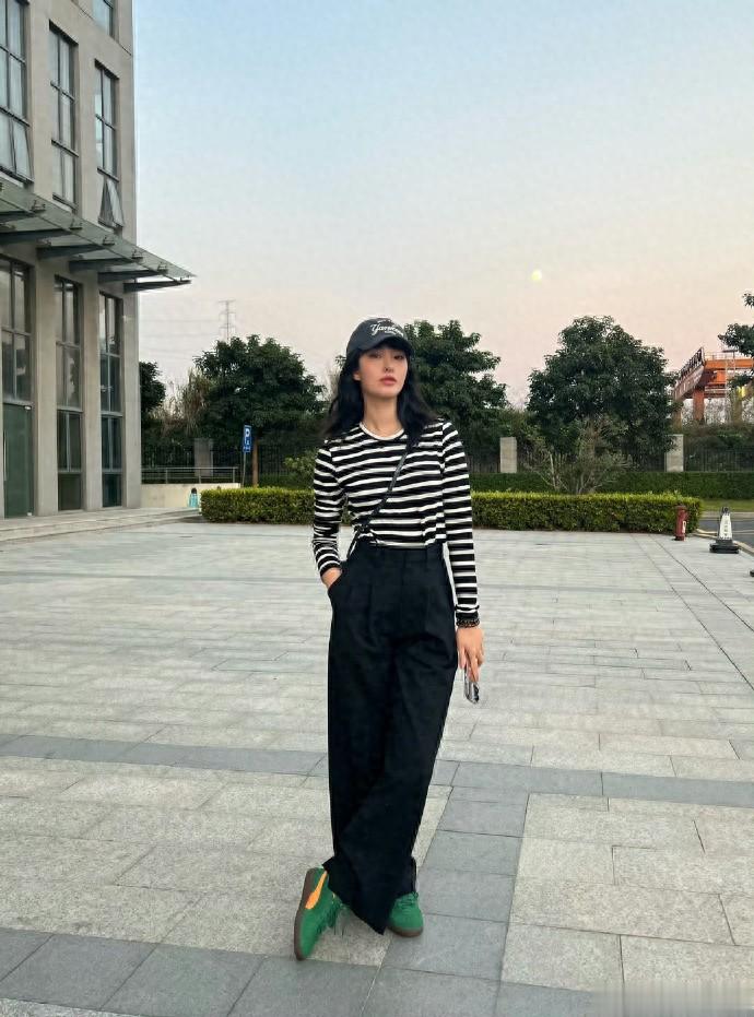 杨采钰休闲穿搭美图