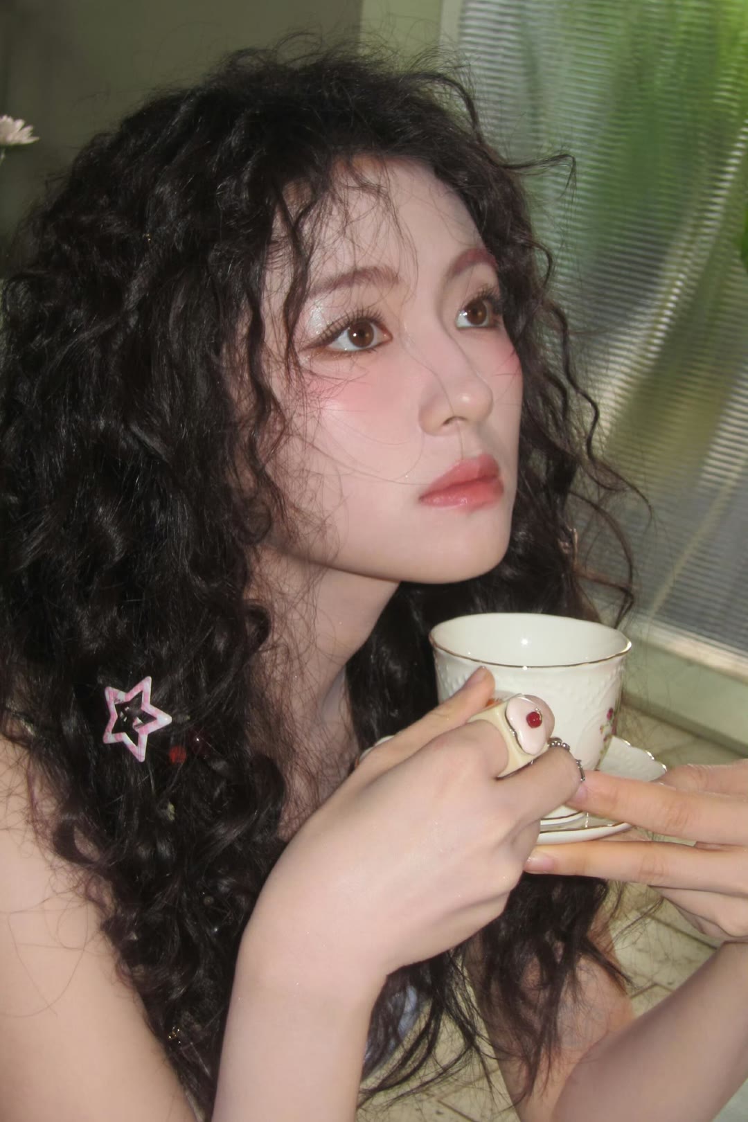 李兰迪发丝缀花，眼眸藏着温柔