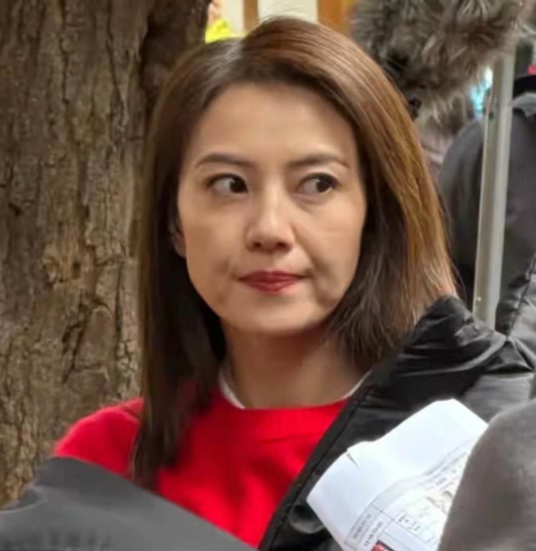 46岁高圆圆原相机生图曝光！面部松弛法令纹明显，却意外获得夸赞