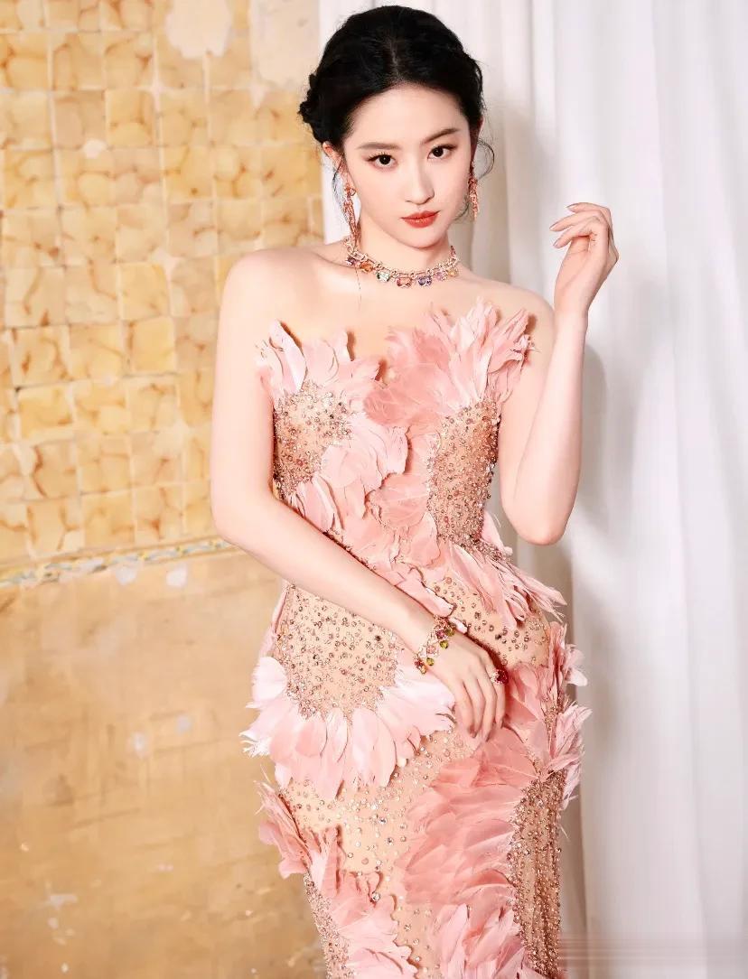 刘亦菲这背,太不真实了,又白又嫩还发光太美了,粉色很适合她