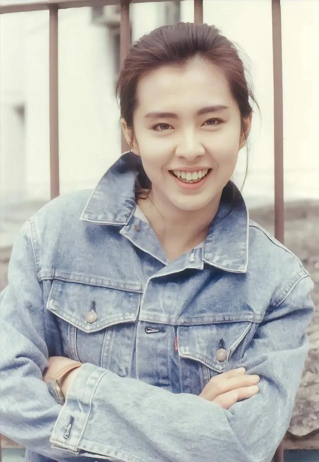 网友探访王祖贤,双手合十的样子跟年轻时一模一样,就是命中注定