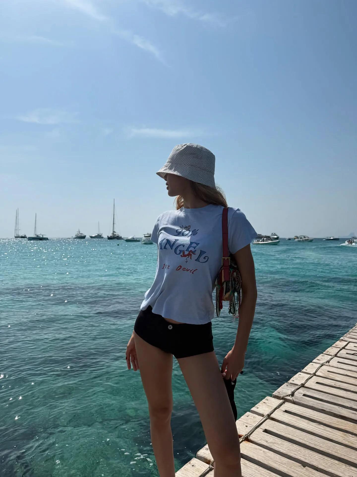 Lisa穿罗意威去蹦迪,她和一群男人出海游玩,她吃饭菜掉一桌子!