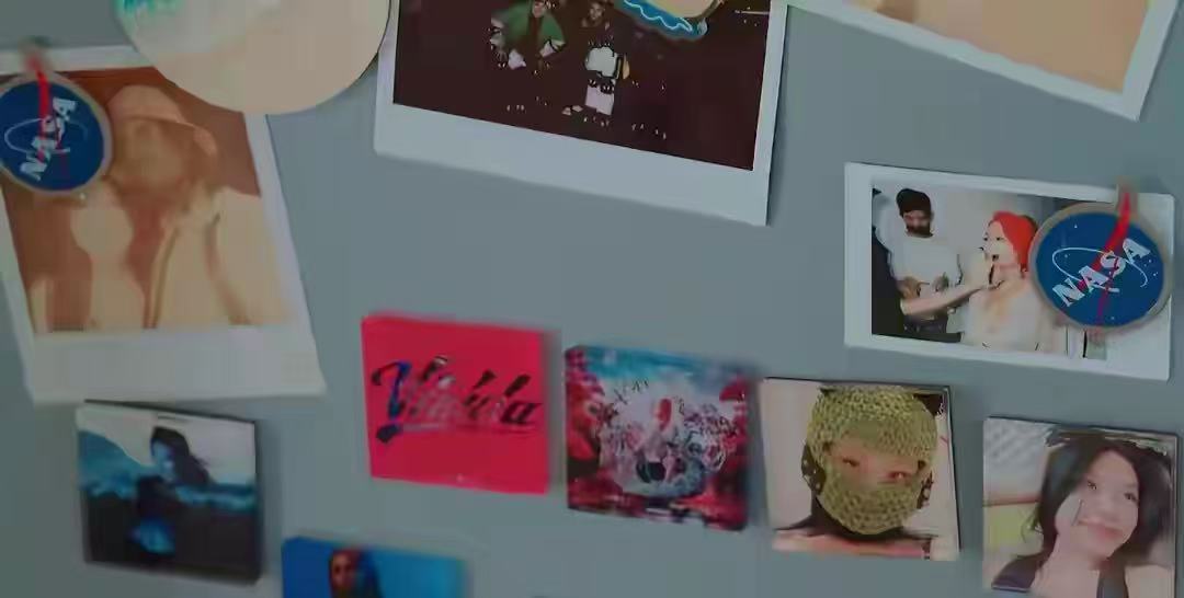 31岁万妮达参加婚礼！穿红裙大秀好身材，黑人男友打扮土气还显老