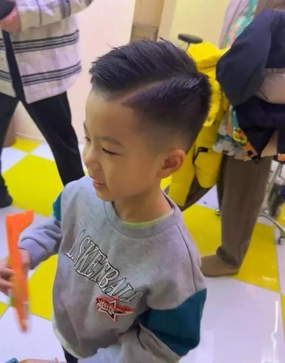 马龙一家现身北京三里屯，龙嫂身着皮草头戴小红帽，漫步街拍留影