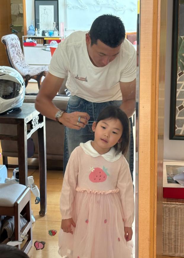 朱珠一家三口和好友聚餐！喝到微醺躺老公怀里，4岁小珠宝玩手机