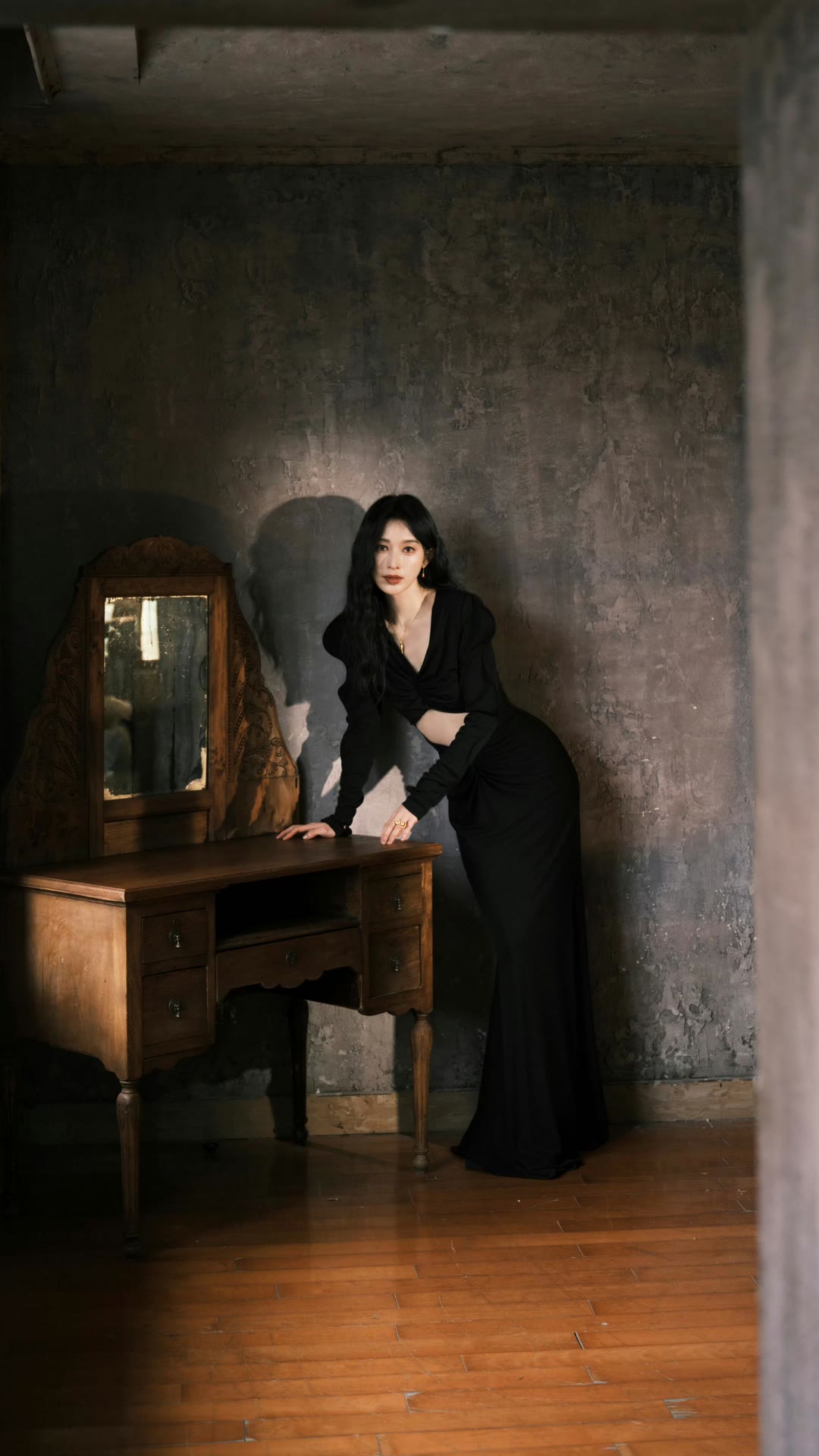 张俪海边美出圈!172cm长腿配马甲线,网友:这身材是吃了防腐剂