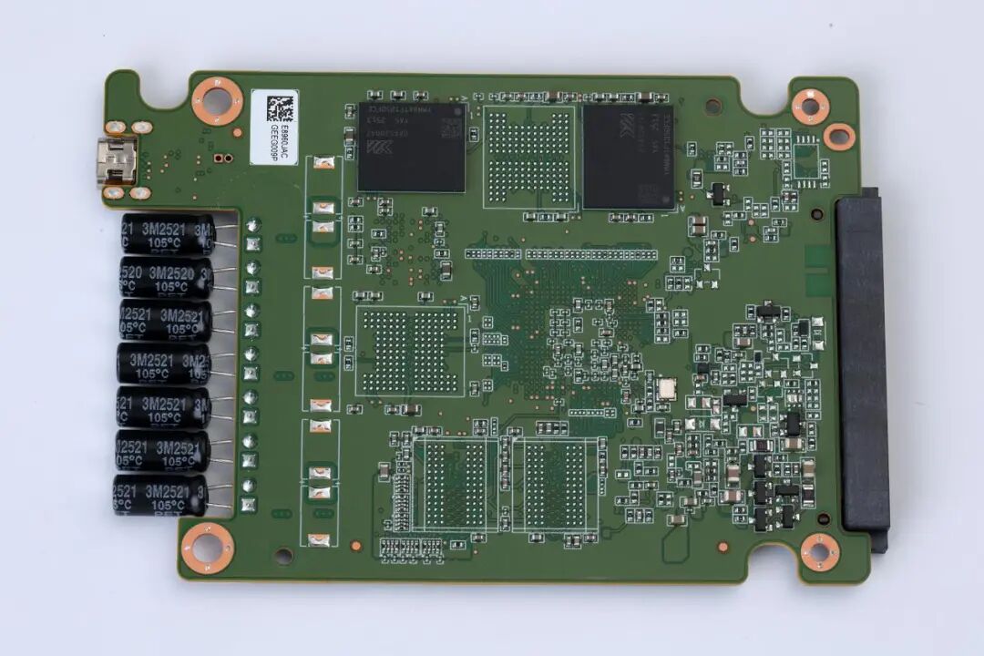 低延遲、速度穩，還有掉電保護！長江存儲SE006企業級SSD首測