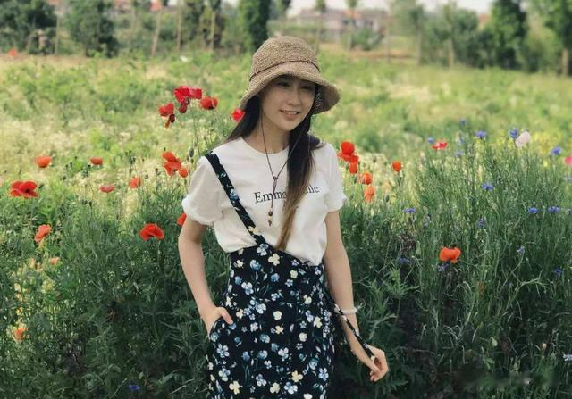 雷佳音一家四口五一度假，老婆看起来像少女，13岁女儿露脸像妈妈