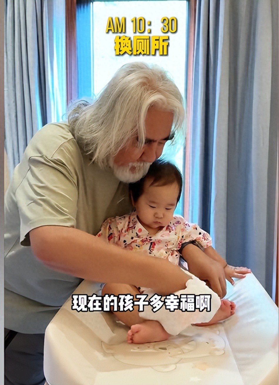 张纪中夫妇在马来西亚,开600万豪车逛街,杜星霖嘴凹脸瘪真显老