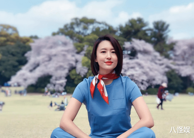 46岁张蕾晒打球照，素颜皮肤细腻不见毛孔，回应身材争议直呼无聊