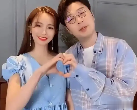 杜海涛晒老婆做饭背影，沈梦辰穿着睡衣炒土豆丝，做的菜都很清淡