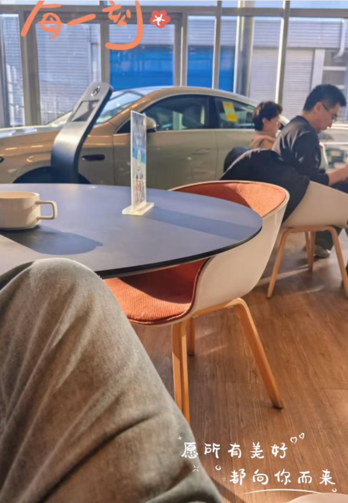 许亚军回国首现身！奔驰4S店黑衣难掩悲伤，低头看手机无视娇妻