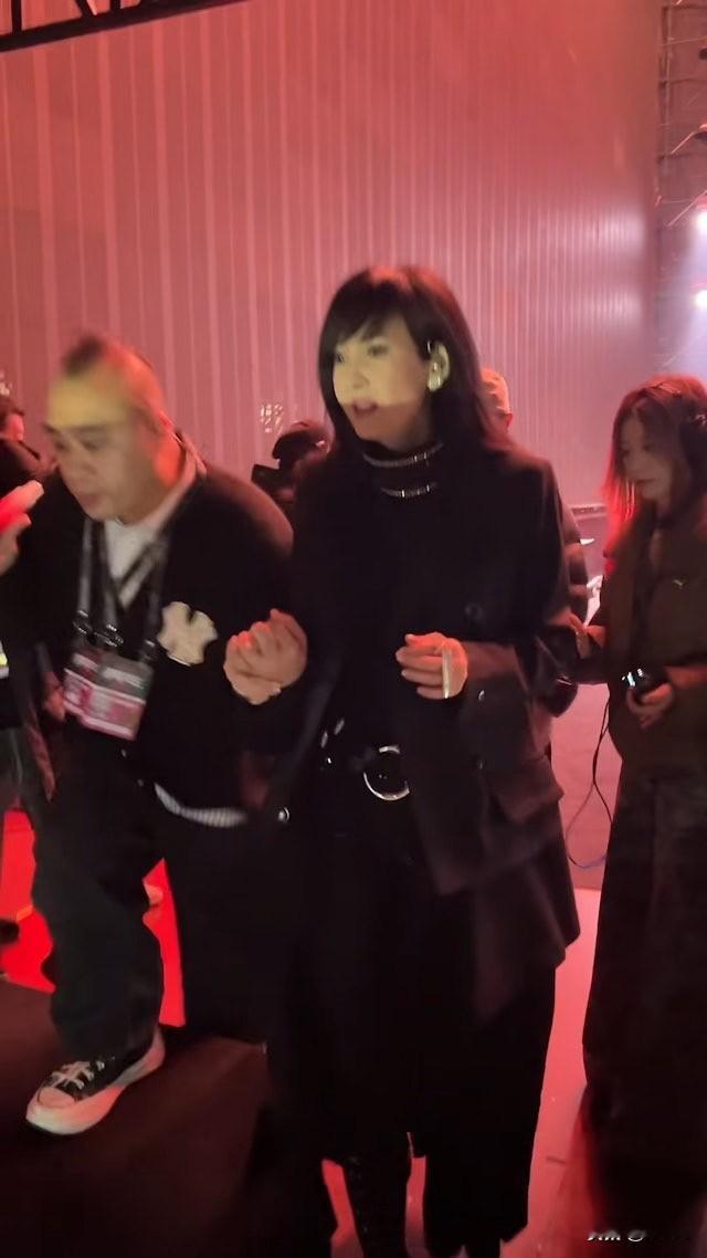 58岁周慧敏后台步履迟缓神情恍惚 香港最后玉女掌门人真的累了吗？