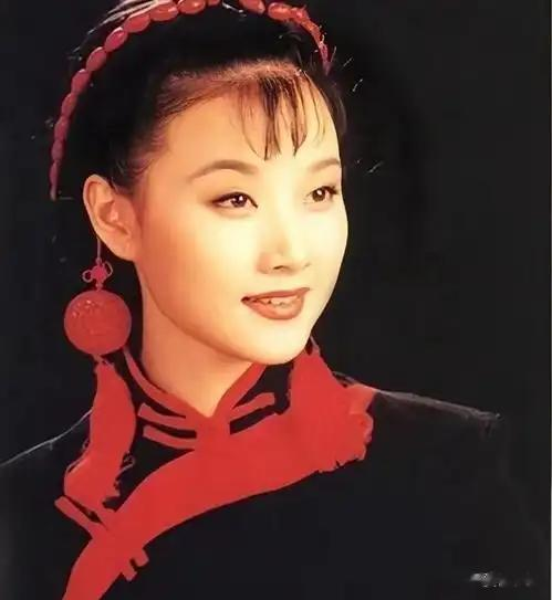 58岁宋祖英罕见露面，短发造型惊艳，皮肤光泽Q弹，岁月不败美人