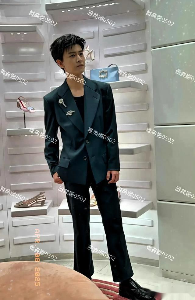 任嘉伦身高水分好大目测没有1米78身材比例也很虐，没有电视上帅