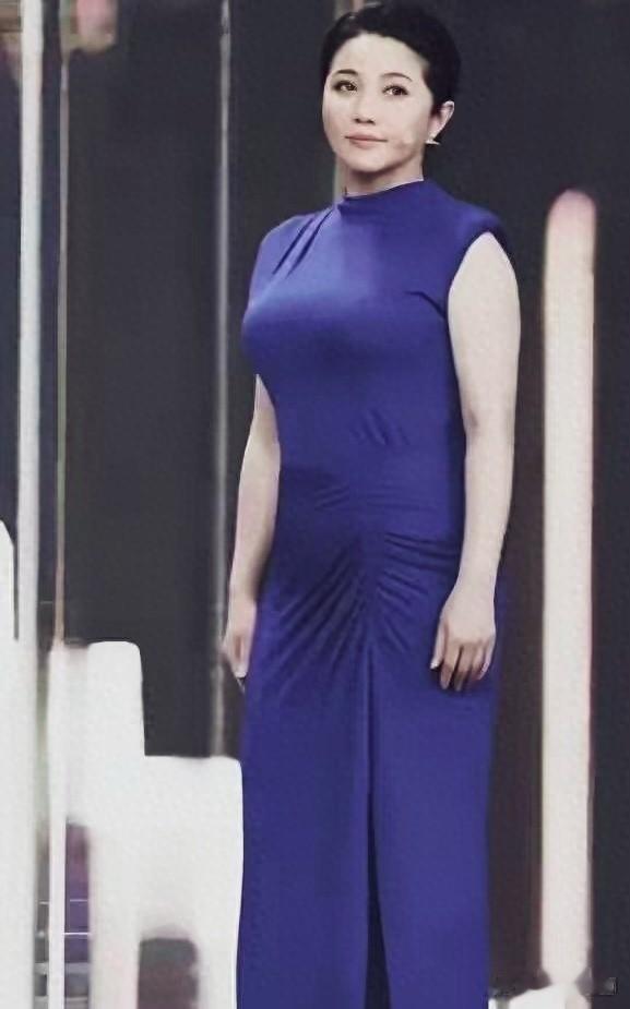 颜丙燕隐藏太深！魔鬼身材从不炫耀，这才是娱乐圈真女王