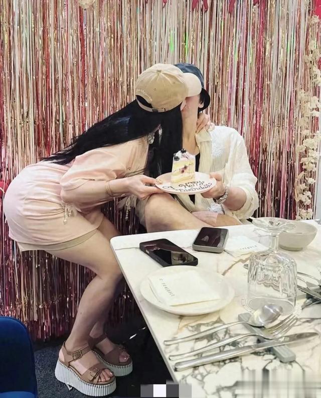 钟丽缇为张伦硕庆43岁生日,穿衣打扮像贵妇名媛,53岁状态如少女