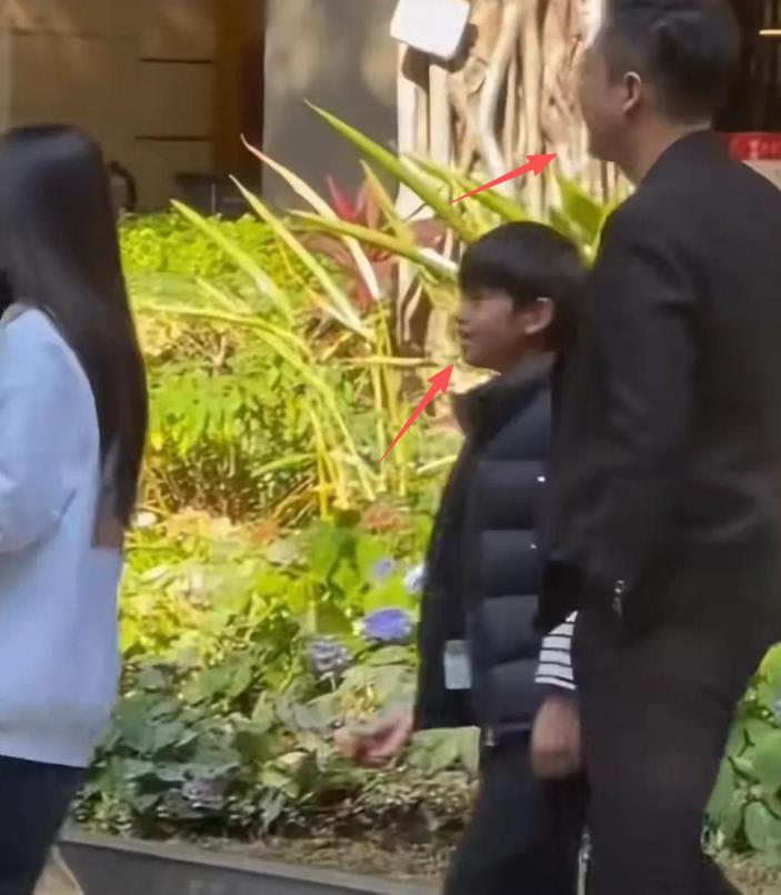 大S周年祭这天，汪小菲一家的三个举动，扯下了S家的“遮羞布”