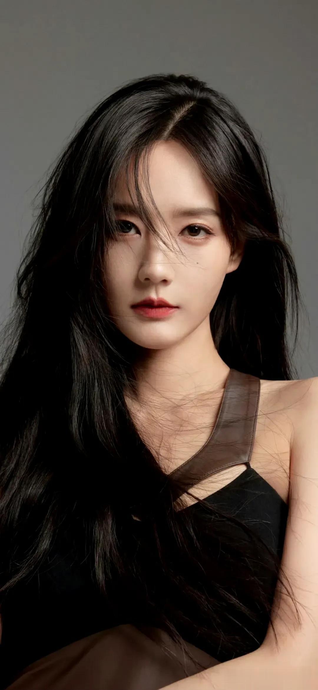 李一桐壁纸精选：氛围感美人 ???